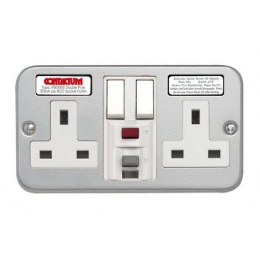 Zásuvka RCD BS 13 A Aktivní Contactum 2 230 V ac Ocel Nástěnná Spínací proud IP2X Šedá Kov