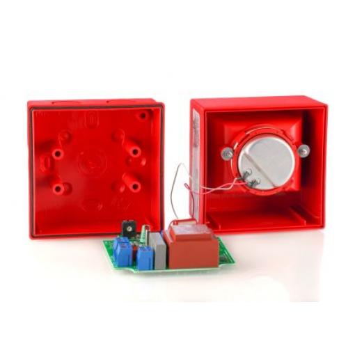 Clifford & Snell Elektronická siréna, řada: YA40 Nástěnná Červená 32 110V CE Certified EN54-3 UKCA 108 dB @ 1m IP65 St.