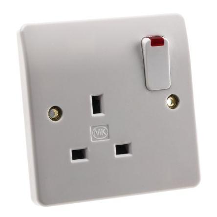 Zásuvka Bílá 1cestná Lisovaný Spínací proud 13A Typ G – britská Vnitřní BS 1363 MK Electric 230V