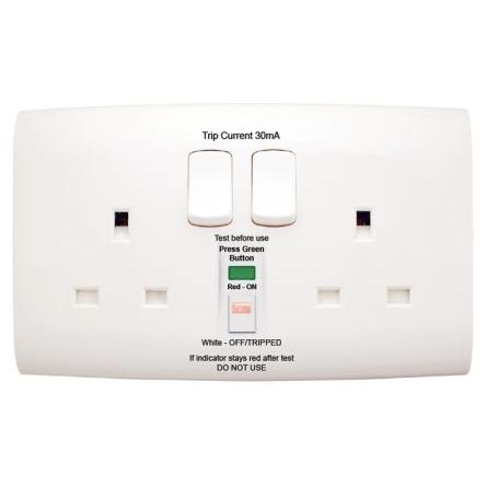 Zásuvka RCD BS 7288 BS 13A Blokování Contactum 2 250V Polykarbonát Nástěnná Spínací proud IP2X Bílá Bílá