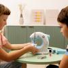 Malý šicí stroj Theo pro děti od 7929 let, bezpečný i nekomplikovaný model I 2 rychlostní stupně, horní a spodní struna I - hračka pro děti od 8 let